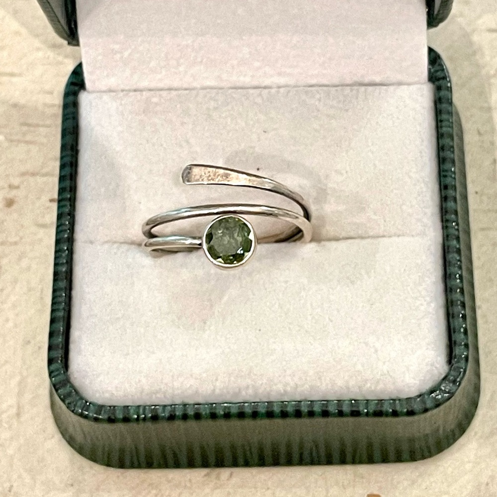 Peridot ring - Picture 3 of 4